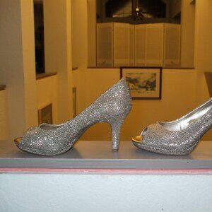 Bandolino Women's Silver Metallic Open-toe Pumps - Size 9